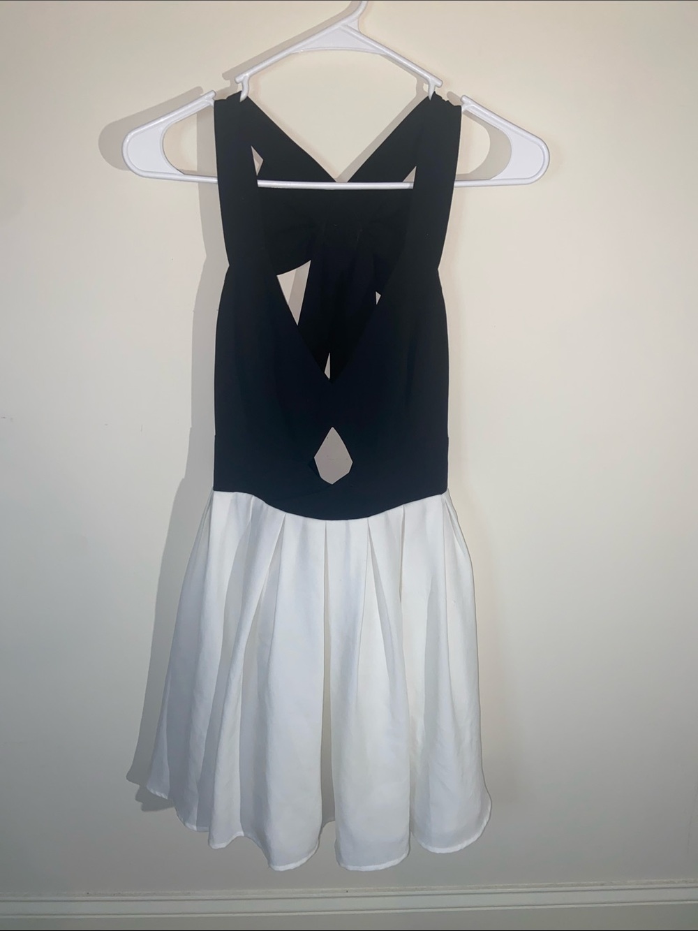 Lulu’s Black and White Strappy Fit-and-Flare Dress w/ Bow in the back Size M